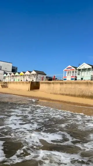 Absolutely beautiful, couldn’t resist a quick dip early this morning! 

#suffolkcoast #familyfriendly #selfcateringaccommodation #familyholidays
